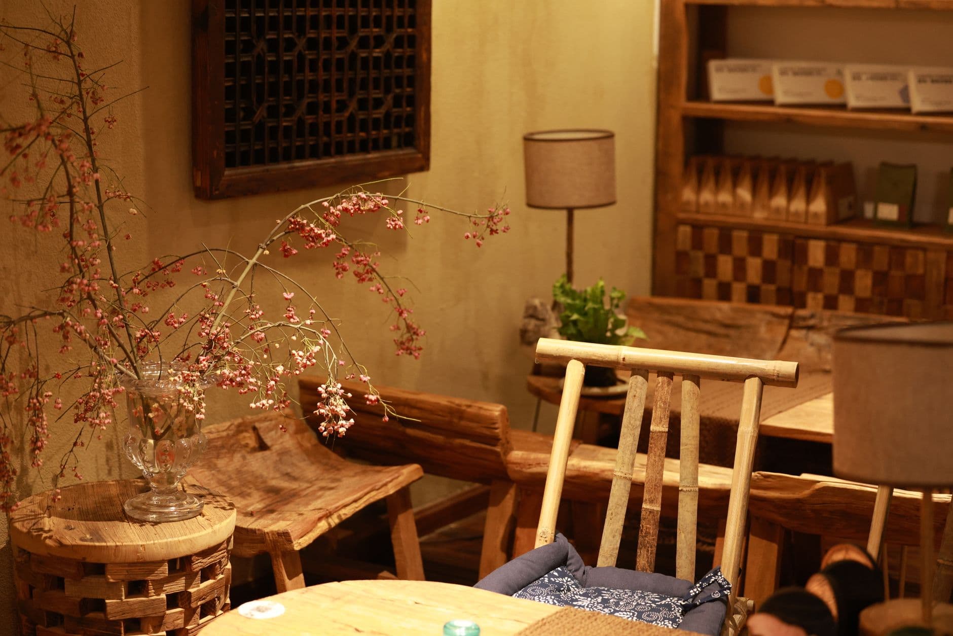 枝椏店內：原木桌椅、竹椅與一枝細花